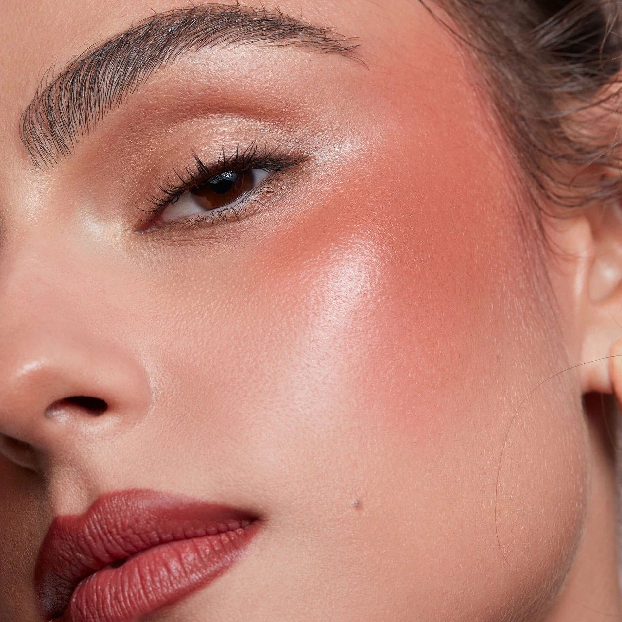 Dewy Make Up Look Mit Blush Nahaufnahme 87f6