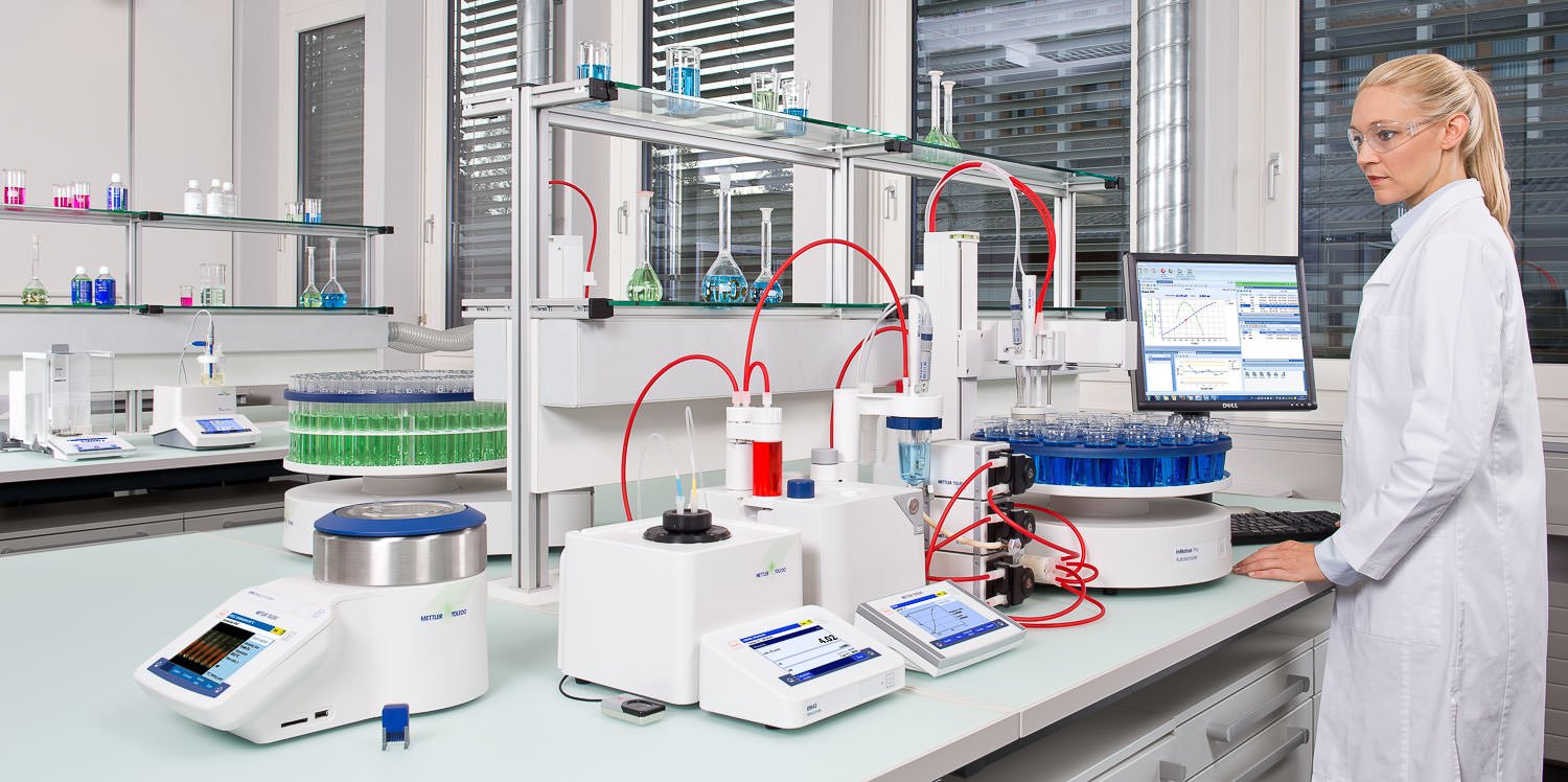 Wissenschaftliches Labor Mit Analysengeraeten Foto 5769