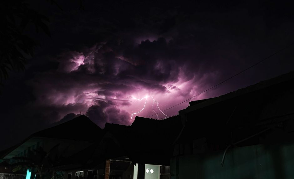 Detail Foto Petir Di Langit Malam Number 3