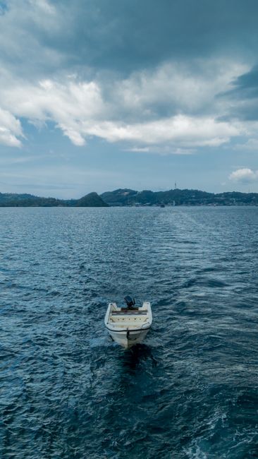 Detail Foto Perahu Di Laut Biru Number 8