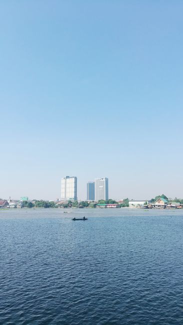 Detail Gambar Danau Dengan Perahu Kecil Number 14