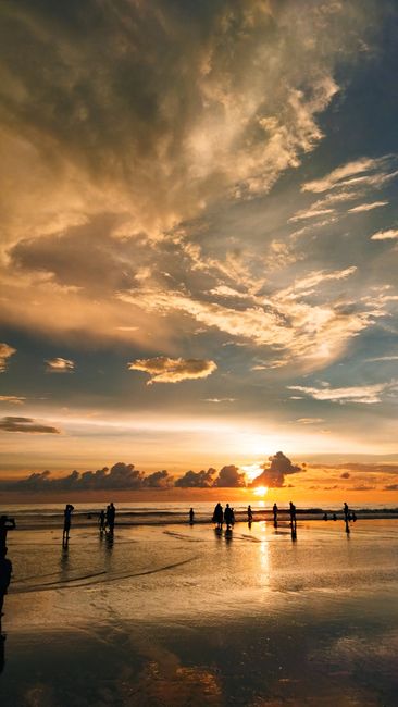 Detail Gambar Pantai Dengan Langit Mendung Number 7
