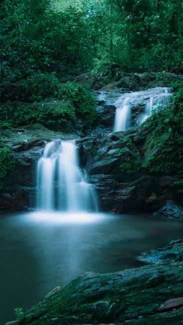 Detail Gambar Pemandangan Air Terjun Hijau Number 15