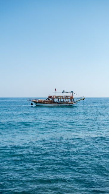 Detail Foto Perahu Di Laut Biru Number 5