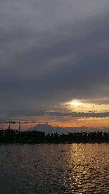 Detail Gambar Danau Saat Matahari Terbenam Number 5