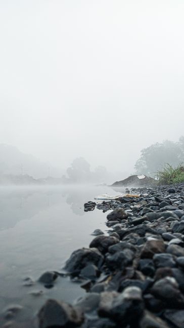 Foto Danau Berkabut Di Pagi Hari