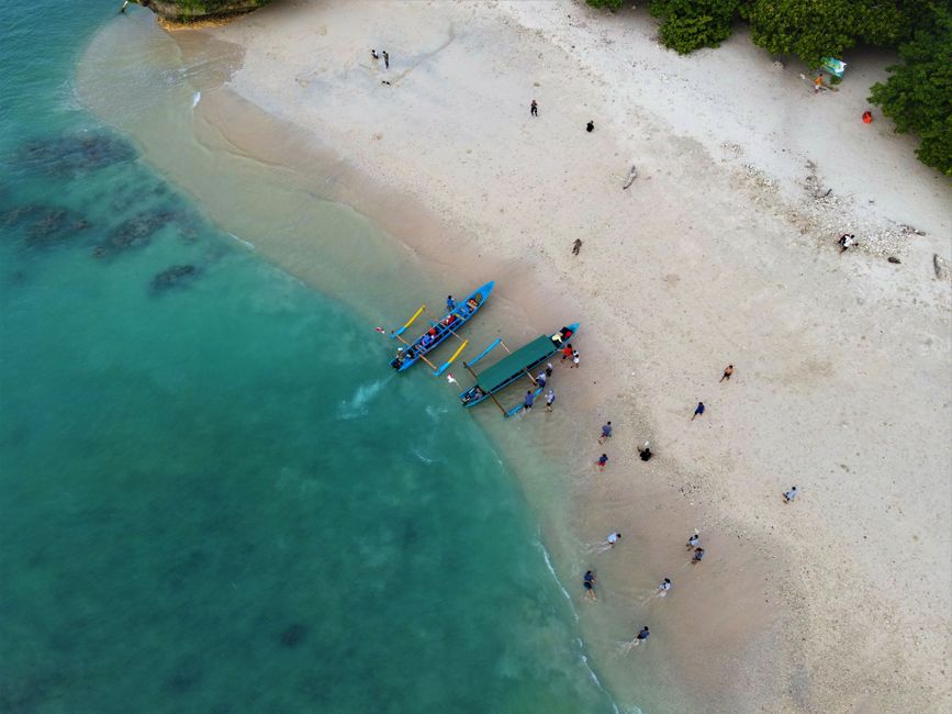 Detail Foto Aerial Pantai Pasir Putih Number 13