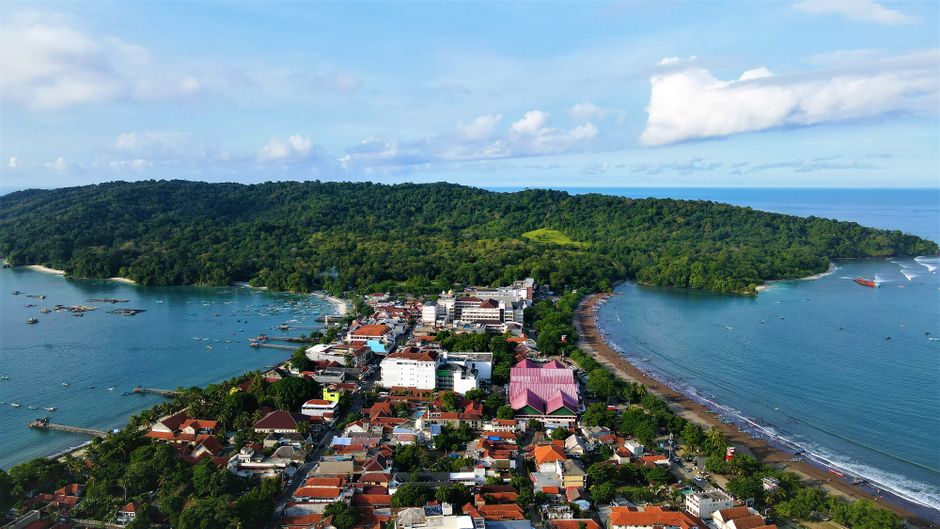 Foto Aerial Pantai Pasir Putih
