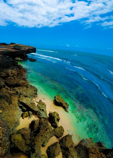 Detail Gambar Pantai Dan Batu Karang Number 6