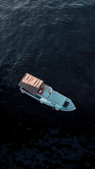 Detail Foto Perahu Di Laut Biru Number 15