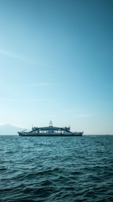 Foto Perahu Di Laut Biru