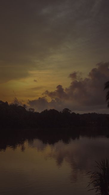 Detail Gambar Danau Saat Matahari Terbenam Number 11