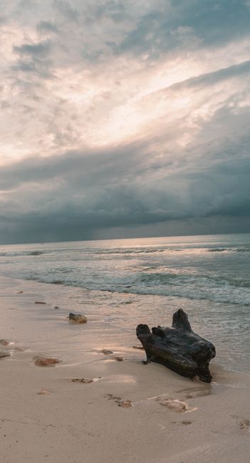 Detail Gambar Pantai Dengan Langit Mendung Number 11