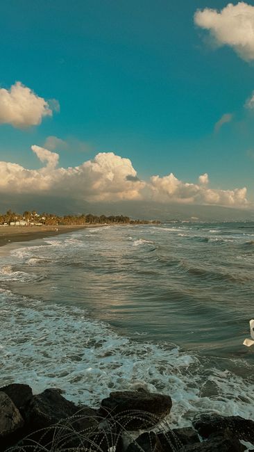Detail Gambar Pantai Dengan Langit Mendung Number 13