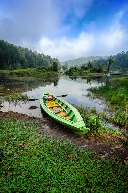 Detail Gambar Danau Dengan Perahu Kecil Number 2