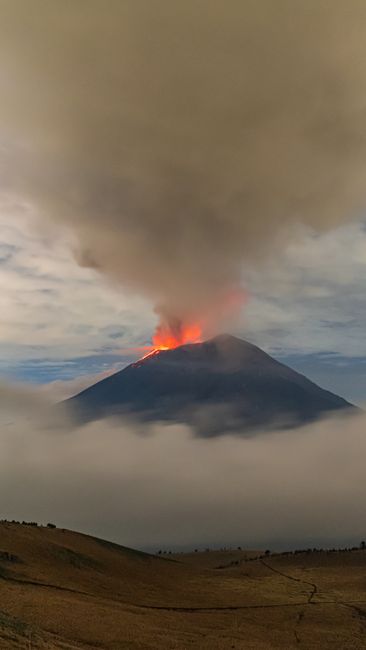 Detail Gambar Gunung Berapi Yang Aktif Number 19