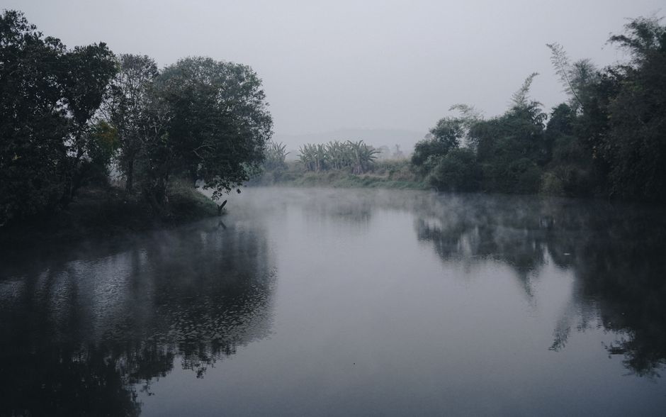 Detail Gambar Sungai Saat Pagi Berkabut Number 14