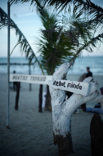 Foto Relawan Bersih Bersih Pantai