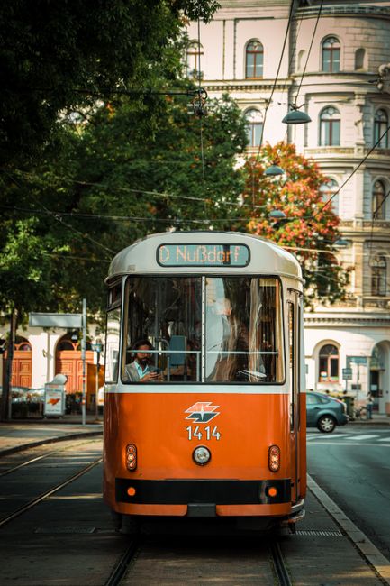 Strassenbahn Faehrt Durch Innenstadt Foto B868