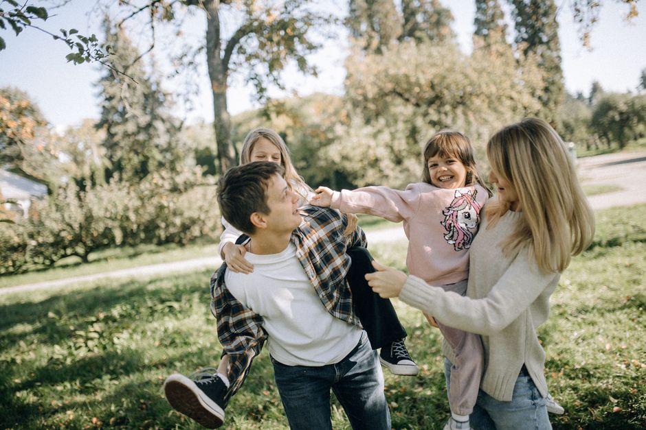 Glueckliche Familie Im Park Foto E82f