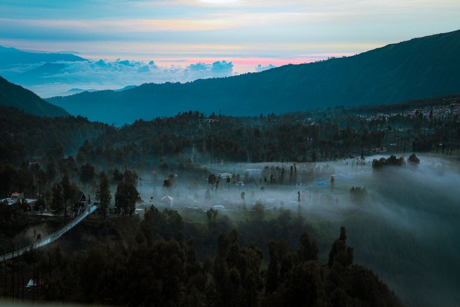 Detail Gambar Lembah Berkabut Saat Pagi Number 20