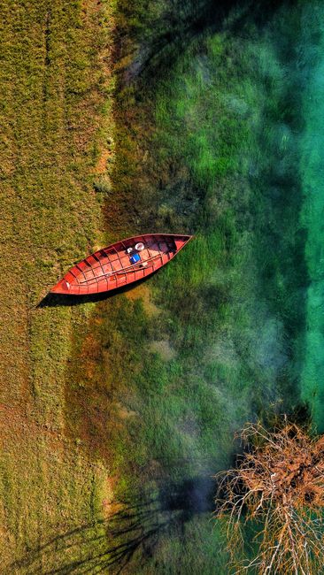 Detail Gambar Danau Dengan Perahu Kecil Number 17