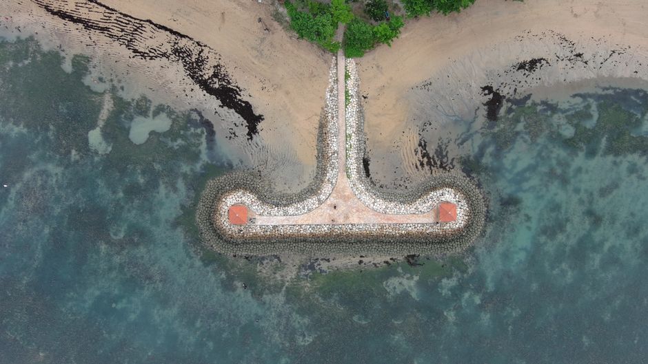 Detail Foto Aerial Pantai Pasir Putih Number 15