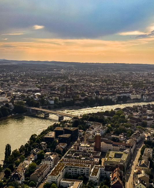 Flugverkehr Ueber Moderner Stadt Bild 4f7e