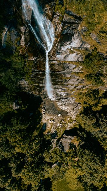 Detail Foto Air Terjun Dari Sudut Drone Number 6