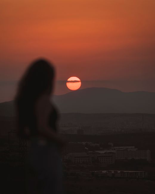 Gambar Siluet Gunung Saat Senja