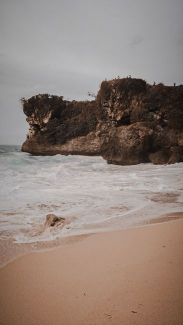 Detail Foto Ombak Laut Di Pantai Number 10