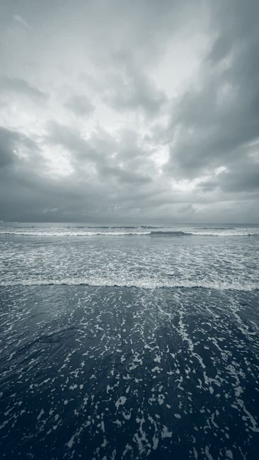 Detail Gambar Pantai Dengan Langit Mendung Number 18