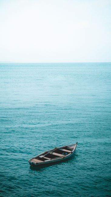 Detail Foto Perahu Di Laut Biru Number 10