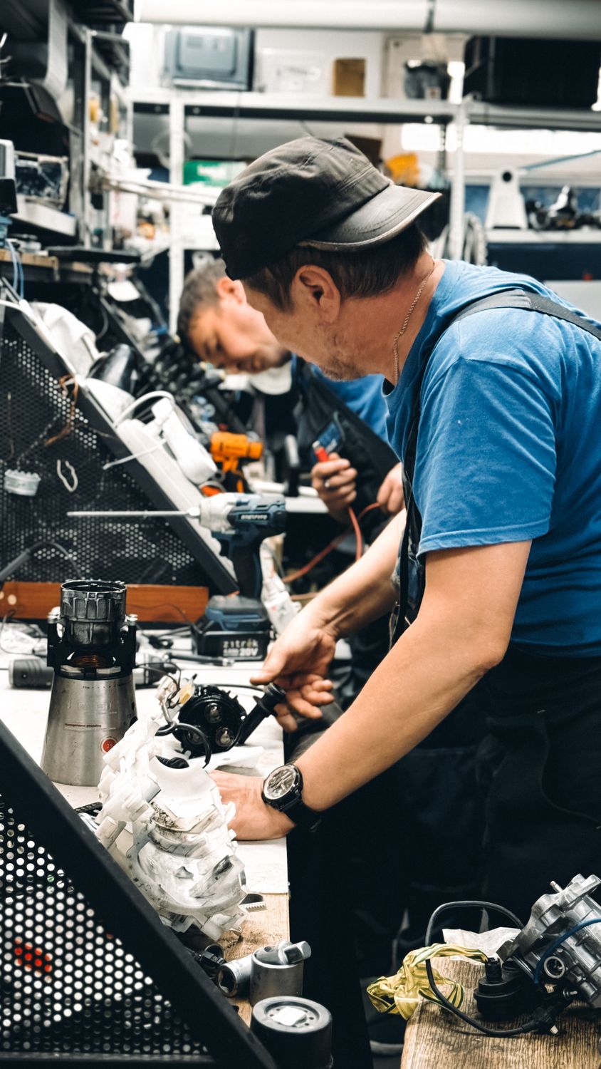 Industriearbeiter Bei Technischer Reparatur Foto 9692