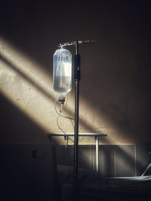 Infusionsstaender Mit Infusion Am Krankenbett D56e