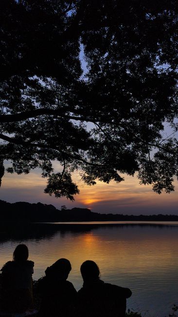 Detail Gambar Danau Saat Matahari Terbenam Number 2