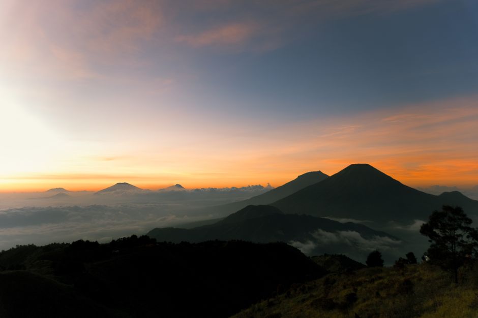 Detail Foto Panorama Gunung Saat Sunrise Number 12