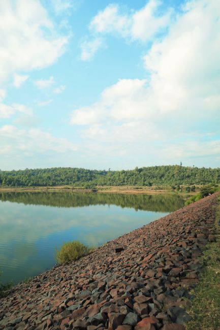 Detail Gambar Waduk Dengan Langit Biru Number 14
