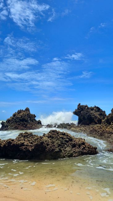 Detail Gambar Pantai Dan Batu Karang Number 5
