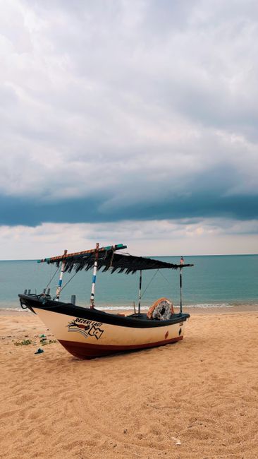 Detail Gambar Pantai Dengan Langit Mendung Number 15