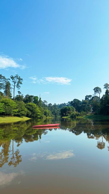 Detail Gambar Danau Dengan Perahu Kecil Number 10