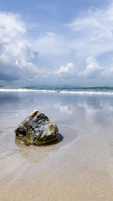 Detail Gambar Pantai Dengan Langit Mendung Number 17