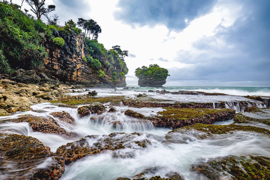 Detail Gambar Pantai Dan Batu Karang Number 16
