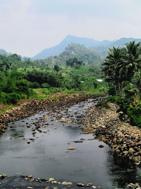 Detail Foto Lembah Dengan Sungai Berkelok Number 6