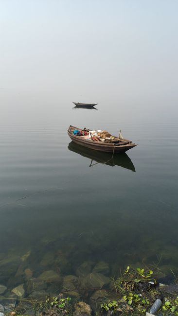 Detail Gambar Danau Dengan Perahu Kecil Number 18