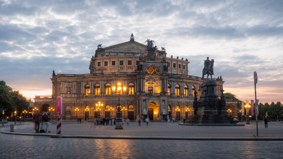 Sehenswuerdigkeit Besichtigen Touristen Mit Stadtplan 03a2