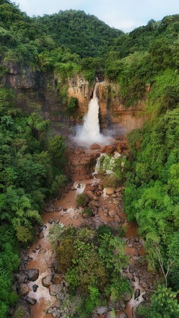 Detail Foto Air Terjun Dari Sudut Drone Number 12