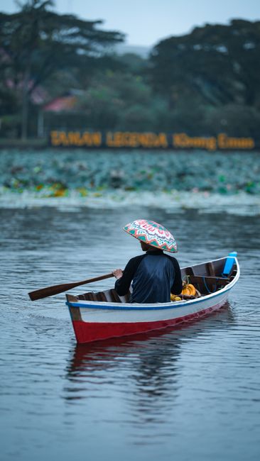 Detail Gambar Danau Dengan Perahu Kecil Number 4