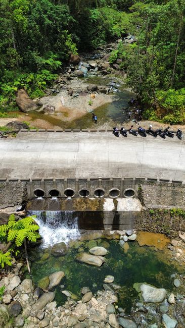 Detail Foto Air Terjun Dari Sudut Drone Number 7