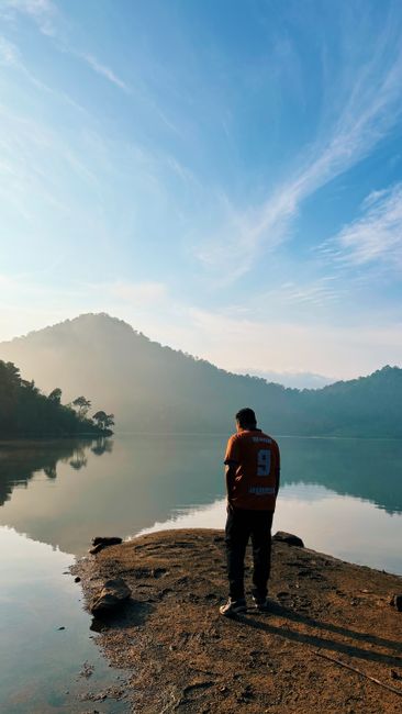 Detail Gambar Kabut Di Atas Danau Number 15